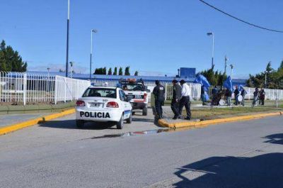 Trabajadores de empresa Odesur se manifiestan en las puertas de las oficinas de la operadora YPF