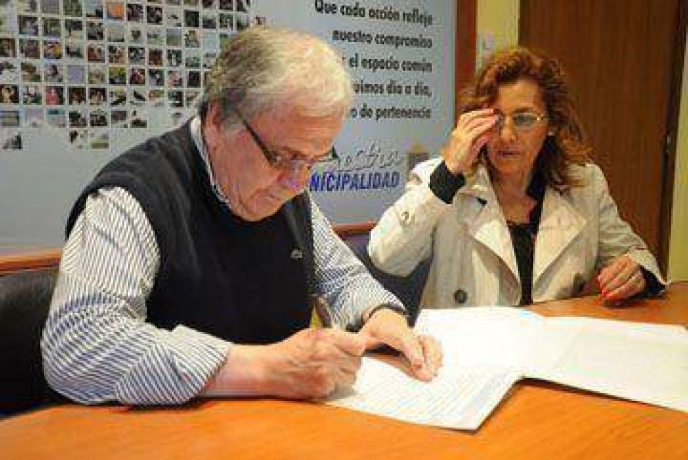 Cant�n entreg� nuevos t�tulos de propiedad