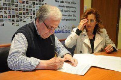 Cant�n entreg� nuevos t�tulos de propiedad