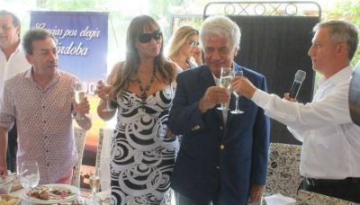Reunido con artistas, De la Sota confirm� el Carnaval Cuartetero