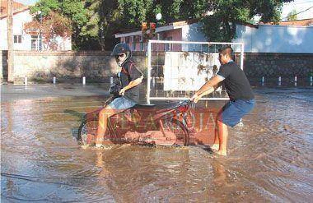 En pocos minutos, en la ciudad se vivi� un caos por las lluvias