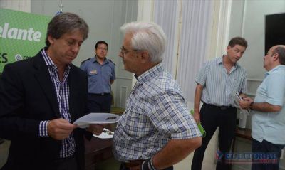 Intensa asistencia a los afectados por la creciente m�s grande despu�s del 98�
