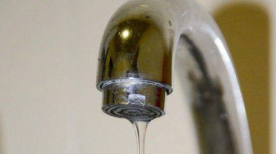 Eval�an si se anticipar� el corte de agua previsto para el s�bado