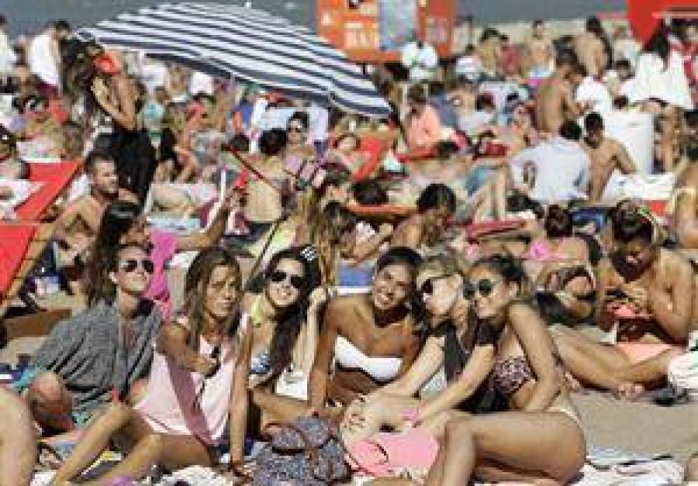 Verano: muchos turistas, pero con presupuesto restringido