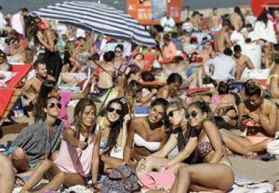 Verano: muchos turistas, pero con presupuesto restringido