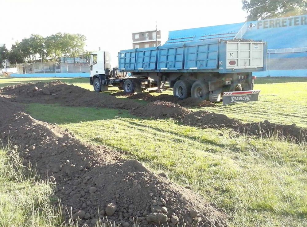 CONTIN�AN LOS TRABAJOS SOBRE LA CANCHA DE DEFENSORES