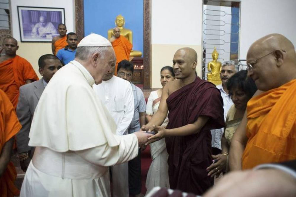 A sorpresa, el Papa visita el templo budista