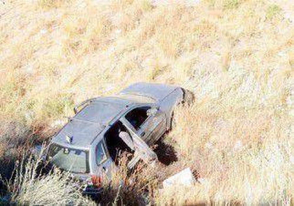 Desbarranc� en la Ruta 7 y termin� atrapado en el auto 
