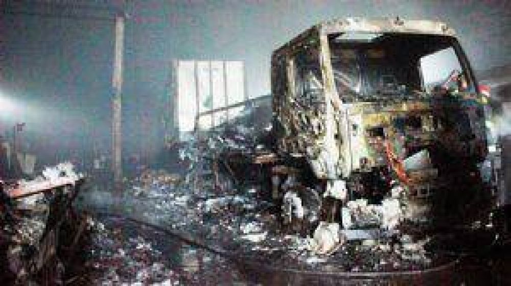Incendio de gran magnitud en una empresa de equipos de refrigeraci�n