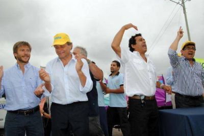 Arl�a junto a dirigentes de la UOCRA y Pulti inauguraron 30 cuadras de asfalto en el barrio Las Heras