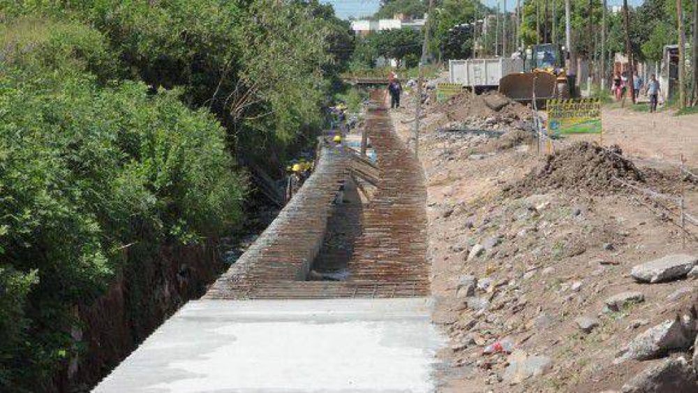 Siguen las obras de entubamiento del canal a cielo abierto �Kirchner � Alberto Roug�s�