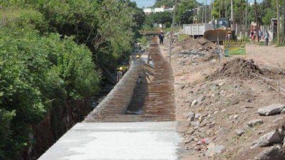 Siguen las obras de entubamiento del canal a cielo abierto �Kirchner � Alberto Roug�s�