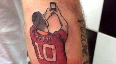 Fan�tico de la Roma se tatu� la selfie de Francesco Totti