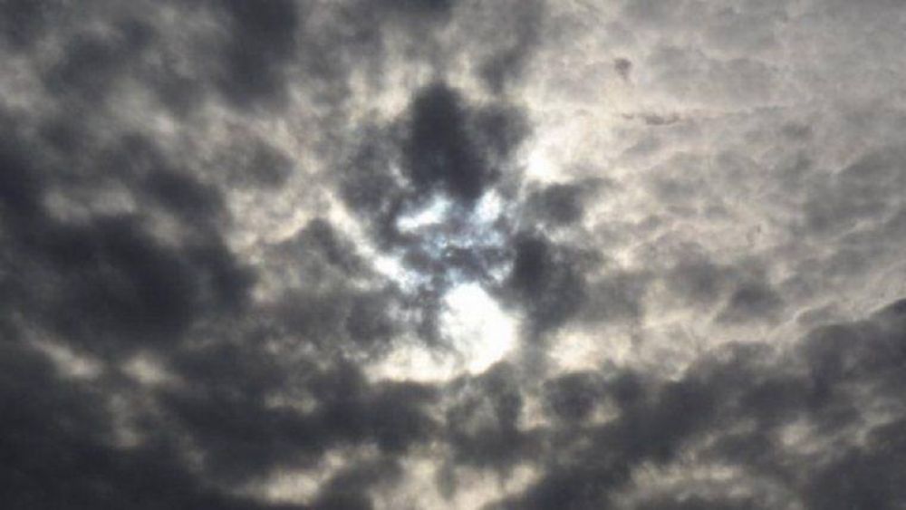 El sol busca su lugar entre tanto nubarr�n