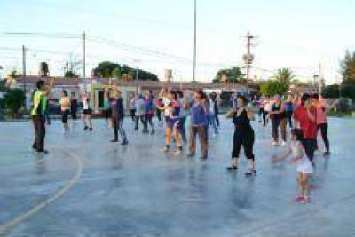 En diferentes barrios contin�an las plazas saludables de verano