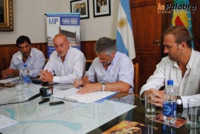 Curetti firm� convenios con instituciones deportivas de Patagones 