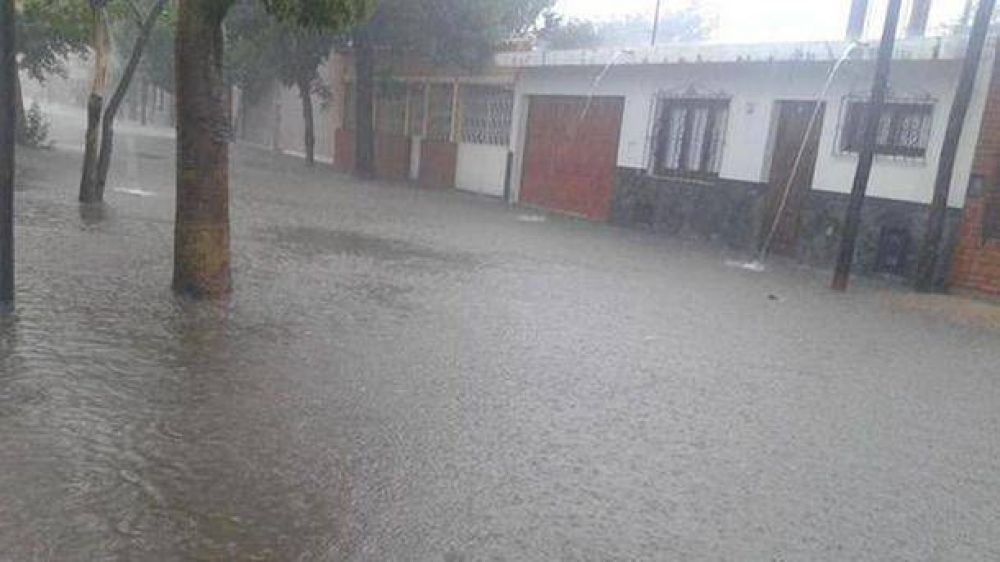 La tormenta inund� unos 10 barrios y dej� 40 familias evacuadas