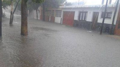 La tormenta inund� unos 10 barrios y dej� 40 familias evacuadas