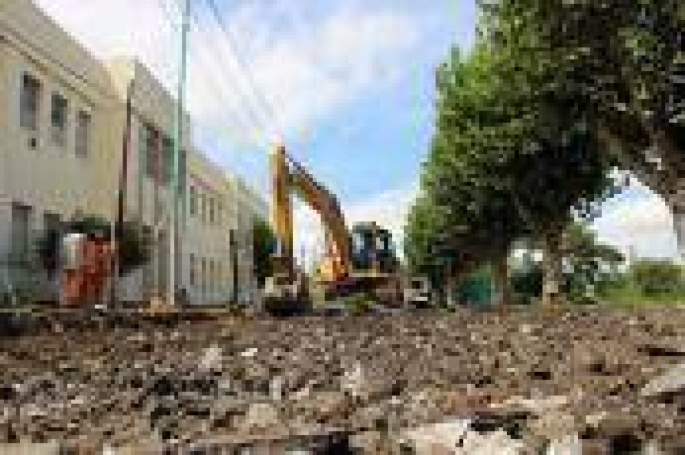 Ensenada: Comenz� la repavimentaci�n de calle Almafuerte