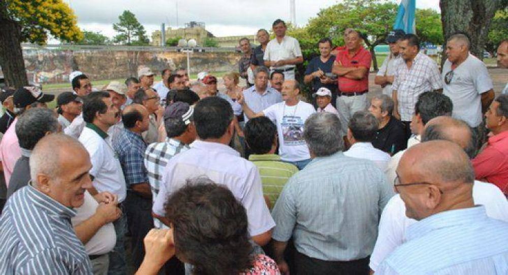 Polic�as retirados suspendieron los cortes de rutas