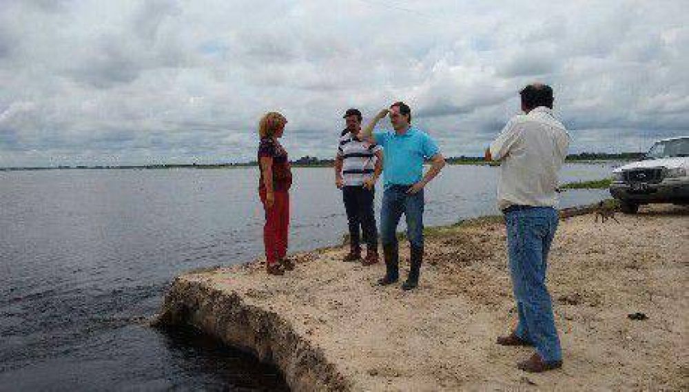 Camau Esp�ndola recorri� hoy las zonas afectadas por la inundaci�n