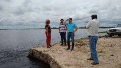 Camau Esp�ndola recorri� hoy las zonas afectadas por la inundaci�n