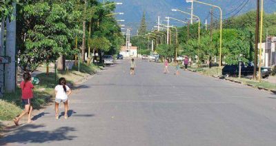 Por la falta de un espacio verde, los chicos juegan en la calle