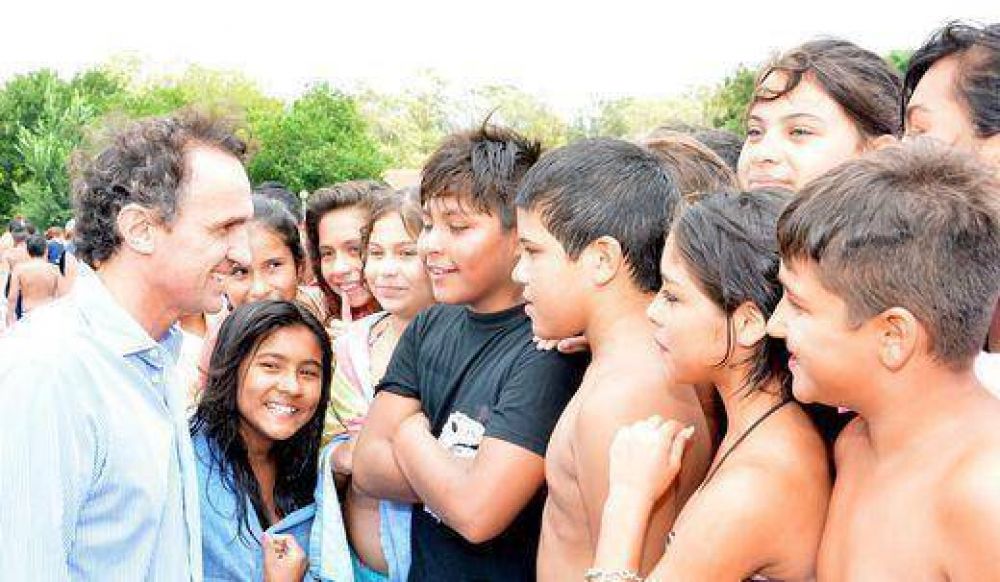 Katopodis inaugur� la Colonia de Verano 2015 junto a los chicos