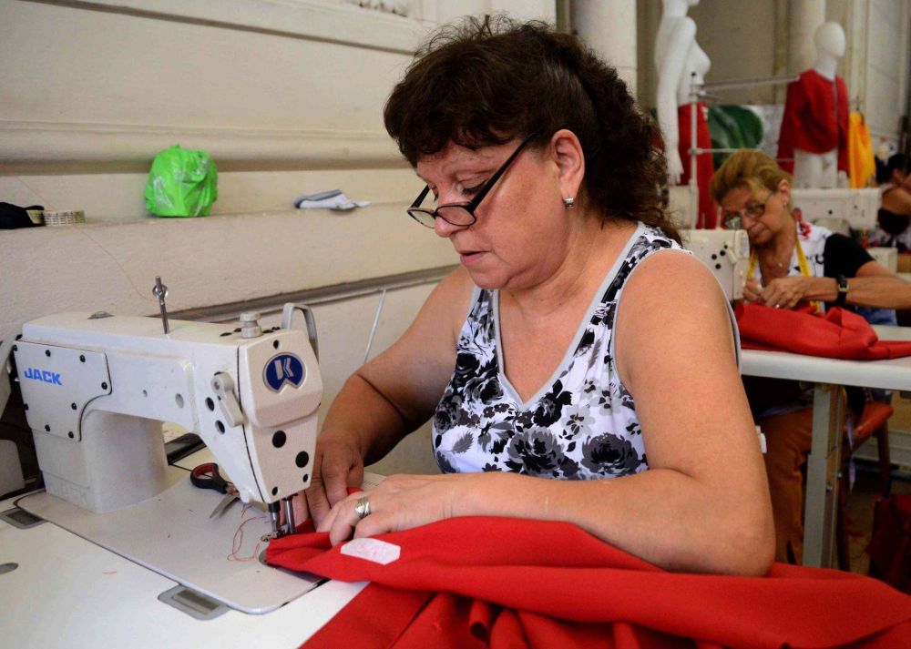 El Atelier de Vendimia trabaja en el vestuario de la Fiesta Central