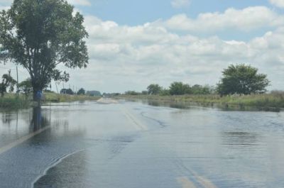 Peligro en Ruta 188: Ayer continuaba el desborde del zanj�n La Verde