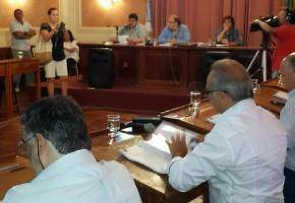 Queda Fabio: Concejales aprobaron la licencia de Guacone