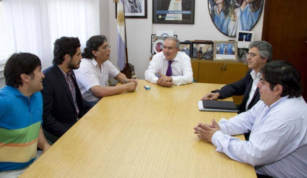 Jos� Francisco L�pez se acerca a La C�mpora y a la UNT