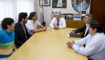 Jos� Francisco L�pez se acerca a La C�mpora y a la UNT