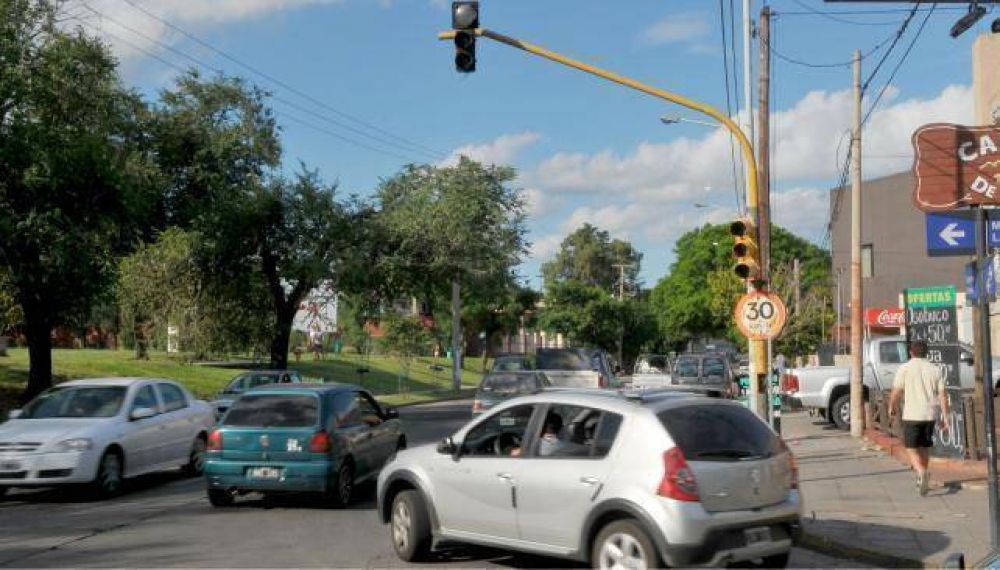 Caos de tr�nsito en muchas esquinas por falencias en la red semaf�rica
