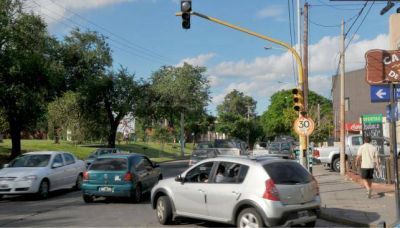 Caos de tr�nsito en muchas esquinas por falencias en la red semaf�rica