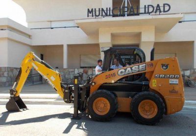 El intendente present� una nueva mini pala cargadora