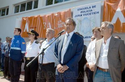 Scioli en la apertura de la Escuela de la Polic�a Local