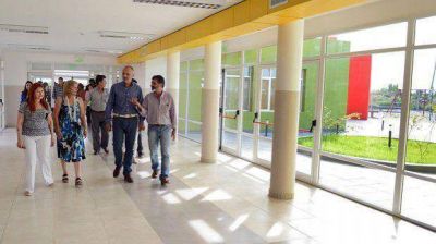 En Trelew, Buzzi firm� acuerdos por obras que sirven para �hacer realidad los sue�os�