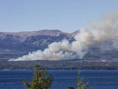 Volvi� a reactivarse el incendio a la vera de la ruta 40