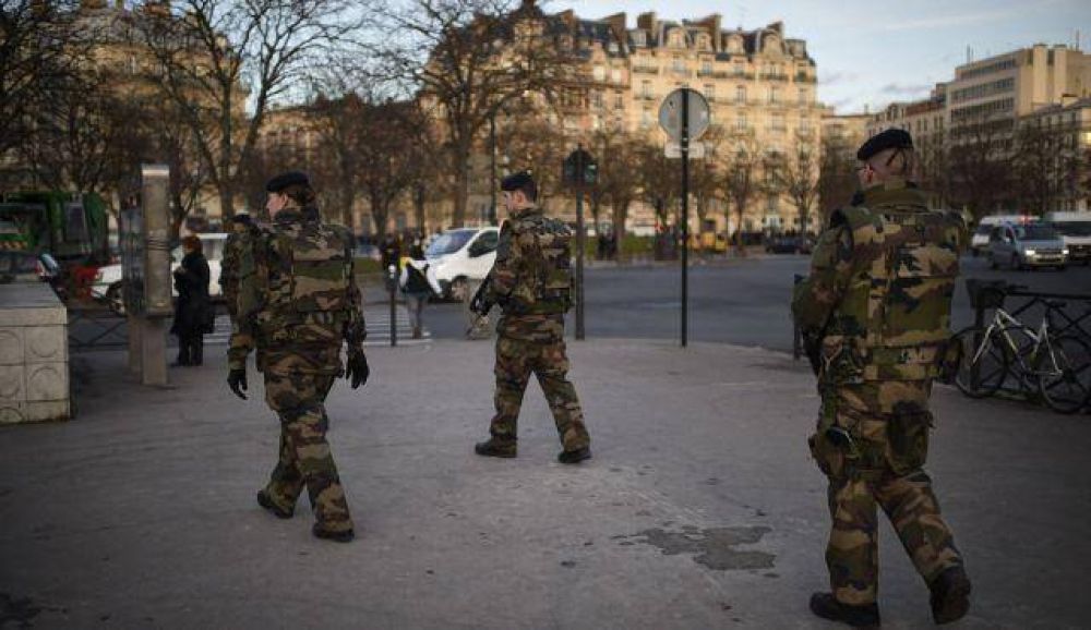 La policía francesa arrestó a 12 personas que estarían vinculadas con los ataques de París