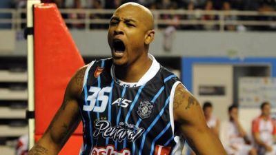  Pe�arol se impuso a Fuerza Regia por 84 a 72