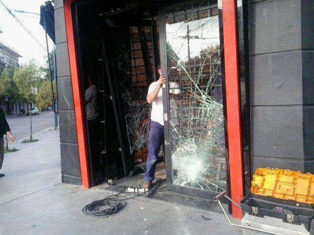 Volvieron a saquear una tradicional firma de ropa deportiva en San Juan y San Mart�n