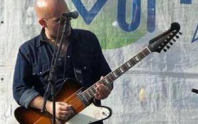 Ituzaing�: Guitarrista muri� electrocutado sobre el escenario