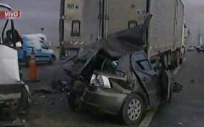 Impresionante choque entre cami�n y auto en Dock Sud: Un muerto
