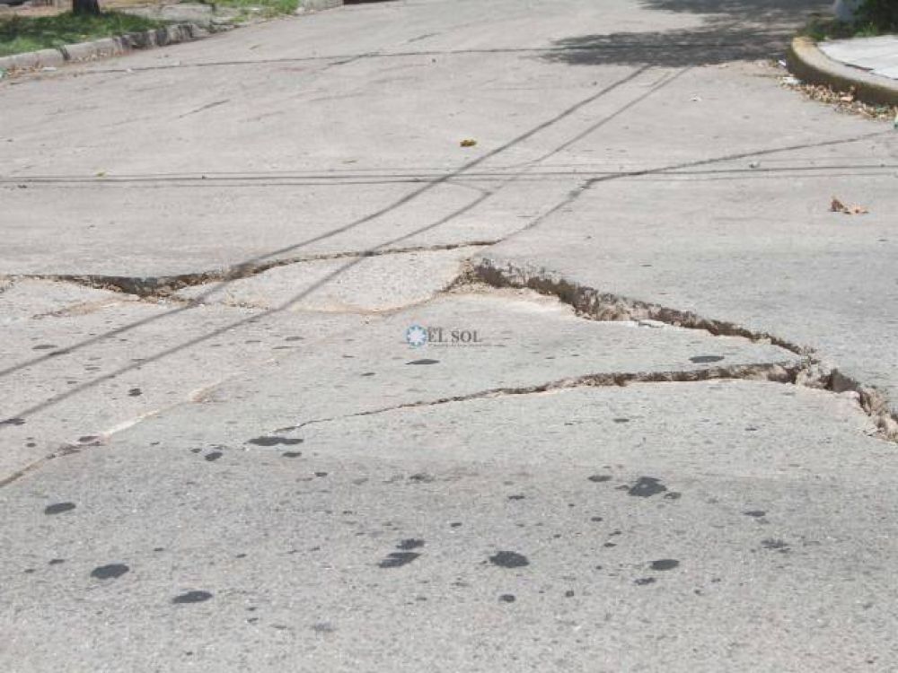 Barrio Parque: pavimento roto