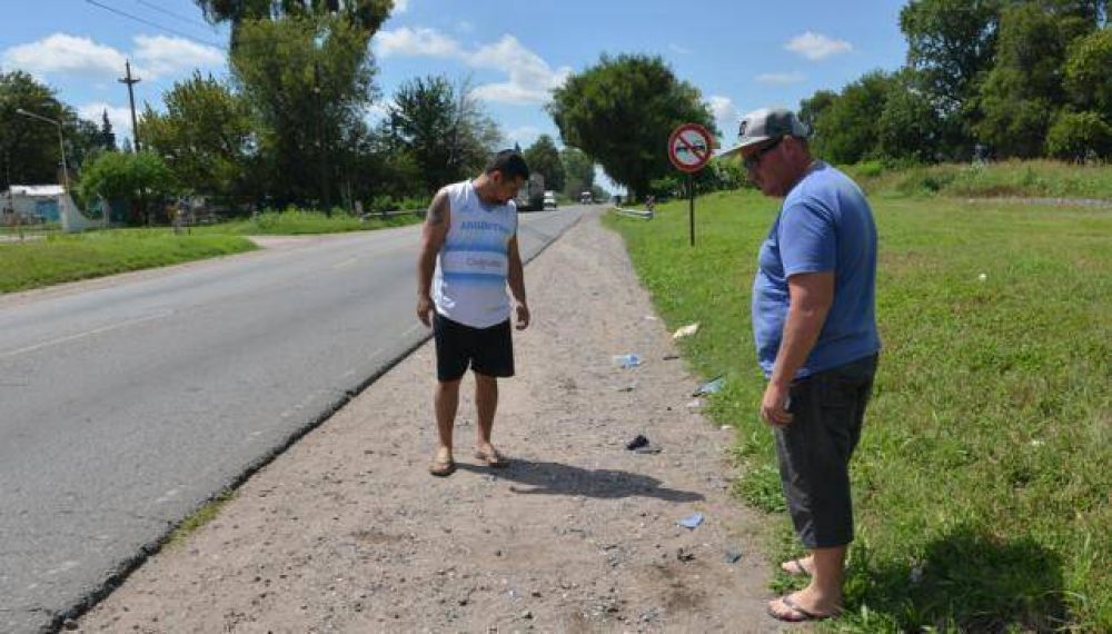 Familia destruida al chocar en moto