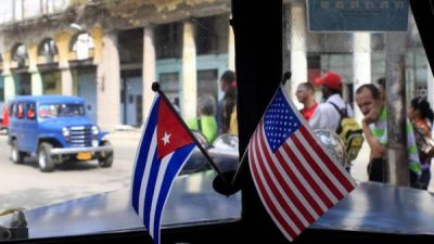 Los cubanos corren a buscar remesas, en el primera d�a de alivio al embargo