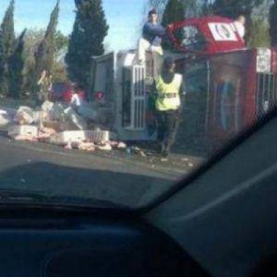 Volc� un cami�n en la Autopista: el chofer estaba alcoholizado