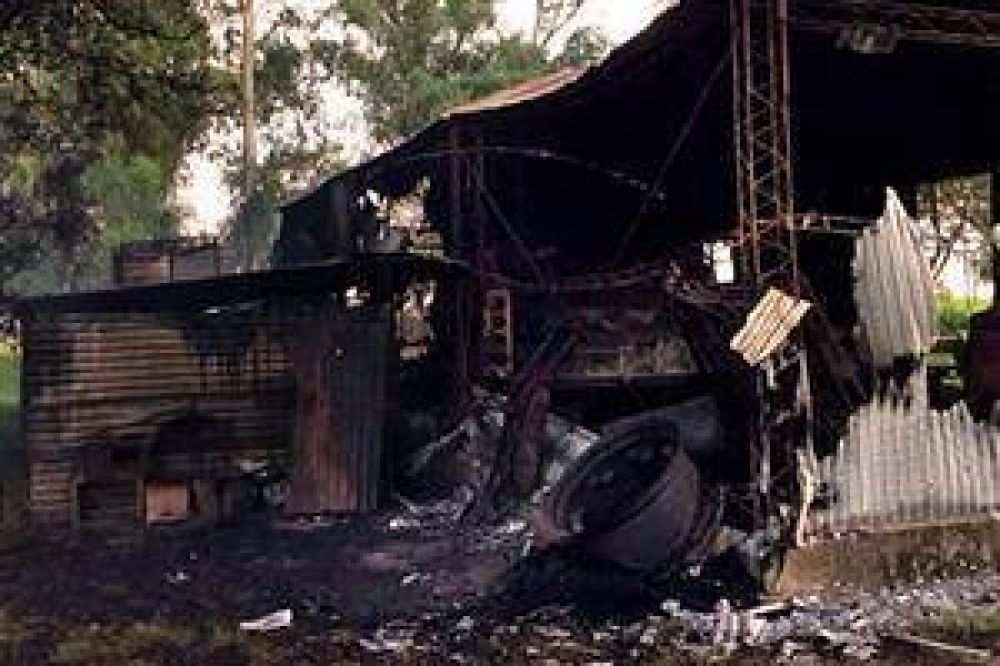 Incendian una casa, un galp�n y un silobolsa en un campo de C�rdoba