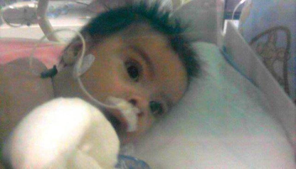 Familia cordobesa pide ayuda para su ni�o con fibrosis